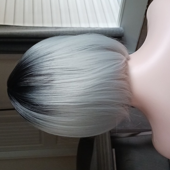 Short silver and black bobbed wig - Picture 3 of 4
